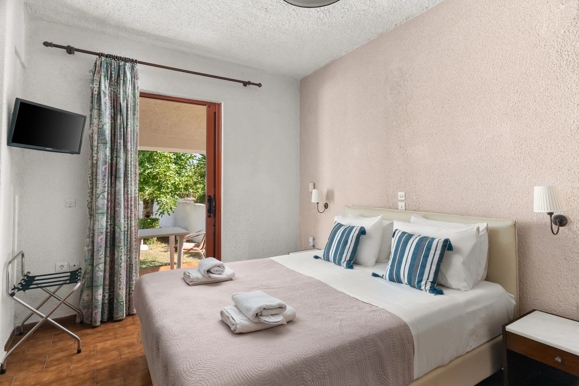 Tiara Holidays - Iliessa Beach Hotel - One Bedroom Apartment Ground Floor - bedroom